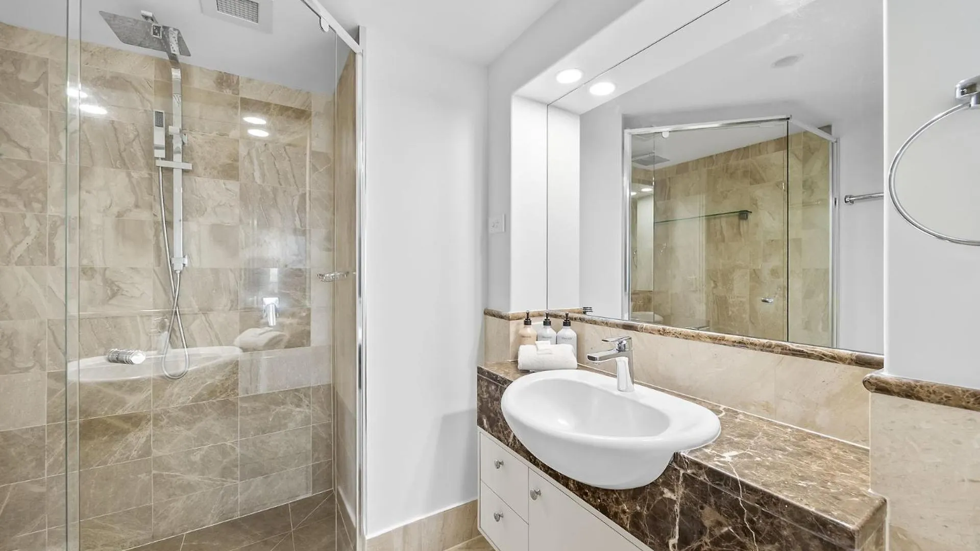 Zanzibar 404, Sensational 2 Bedroom Oceanview Apartment مولولابا